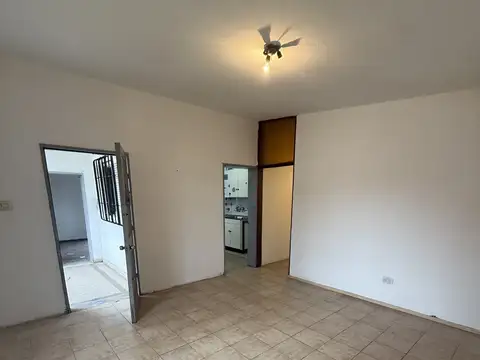 Casa 8 ambientes con 2 baños