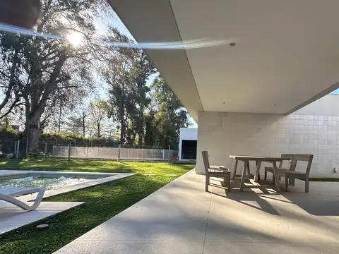 Casa 5 ambientes con 3 baños