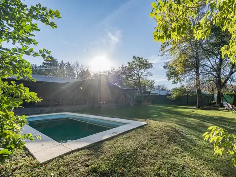 VENTA - Casa 3 dormitorios, piscina, jardín y cochera cerrada - Garita 9, Funes.