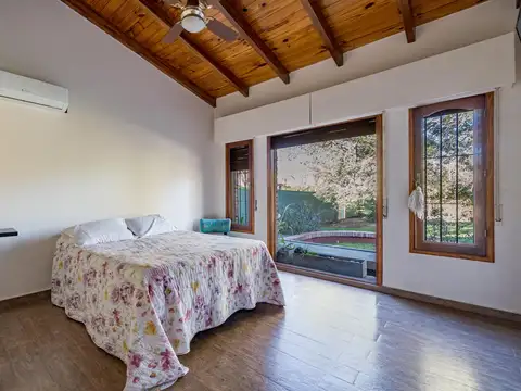 Casa 8 ambientes con 2 baños