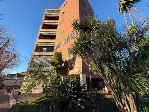 Departamento tres dormitorios con cochera