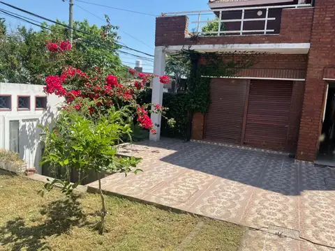 Casa en Alquiler con 1 cochera