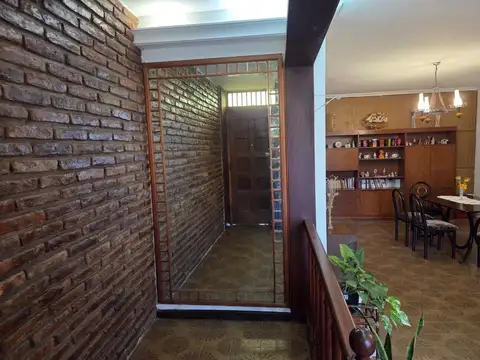 Casa 6 ambientes con 2 baños