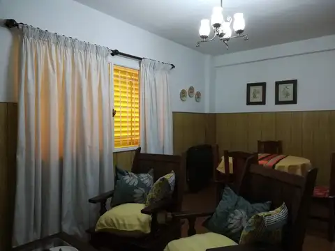 Departamento de 2 dormitorios, baño, cocina, lavadero. Estacionamiento.