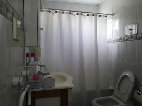 Departamento de 2 dormitorios, baño, cocina, lavadero. Estacionamiento.