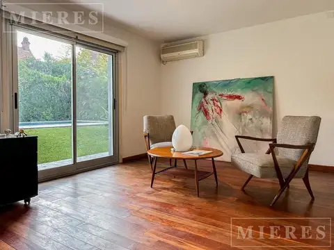 Muy linda casa desarrollada en dos plantas en el Barrio Cerrado Las Victorias.