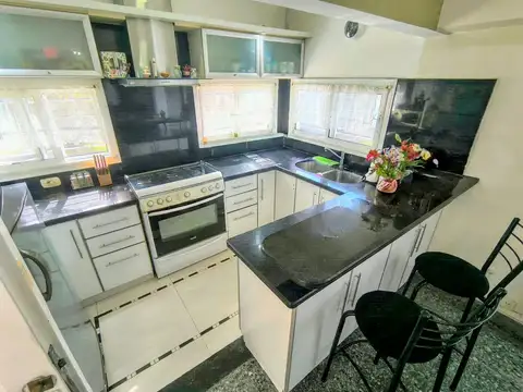 VENTA- CASA 4 AMB. C/DEPÓSITO GARAGE- I. CASANOVA