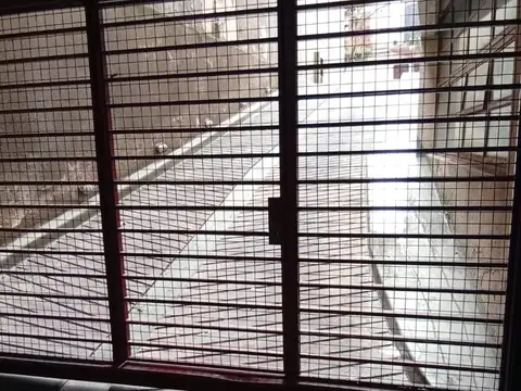 Excelente cochera en planta baja en edificio.