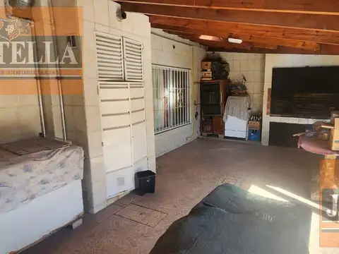 Casa 5 Amb. c/ amplia Pileta - 249 m² Edif en 1215 m² de lote - San Sebastian
