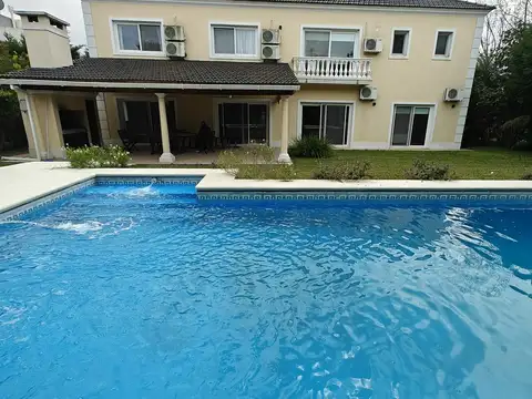 Casa en Alquiler con 2 cocheras