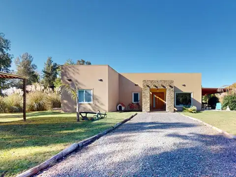 El Laurel N°76, e/ Aristóbulo del Valle y Las Casuarinas. 100