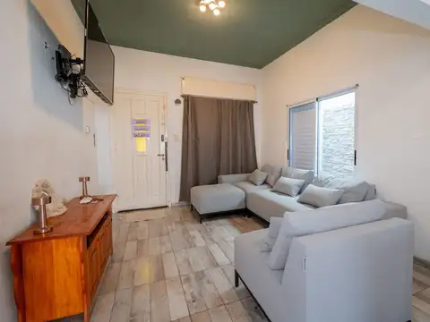 Venta CASA CON PILETA EXCELENTE UBICACION