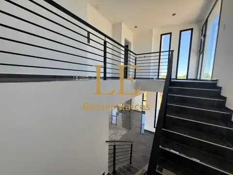 Casa en Venta con 4 cocheras