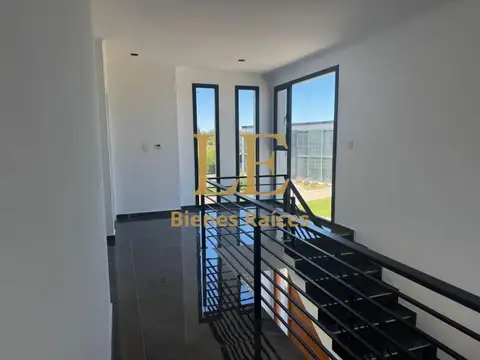 Casa 5 ambientes con 4 baños