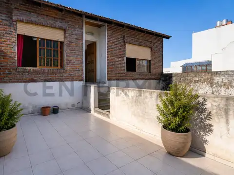 VENTA CASA 5 AMBIENTES C/ DEPENDENCIA, ESCRITORIO, TERRAZA Y COCHERA, LOTE PROPIO EN PARQUE AVELLANE