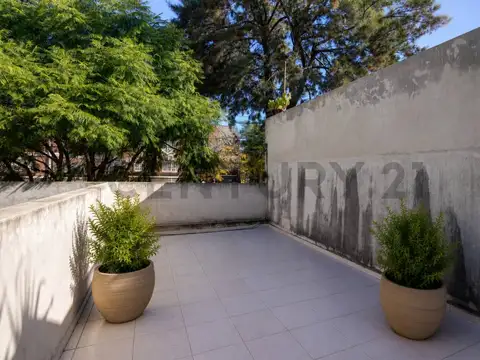 VENTA CASA 6 AMBIENTES C/ DEPENDENCIA, ESCRITORIO, TERRAZA Y COCHERA EN PARQUE AVELLANEDA