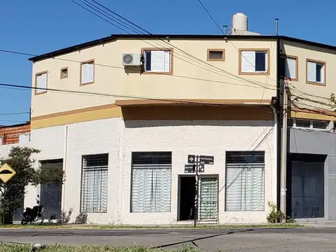 IMPONENTE SALON,MAS TRES DEPTOS EN PLANTA ALTA.