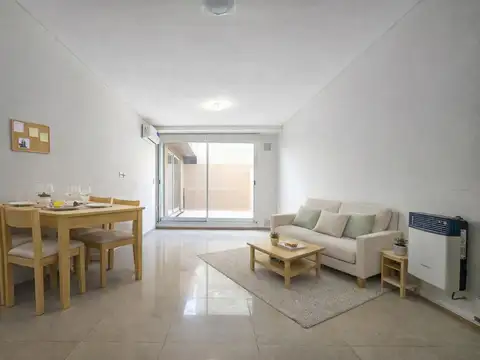 VENTA. Departamento un dormitorio mas comodín. Con patio. Abasto, Rosario.
