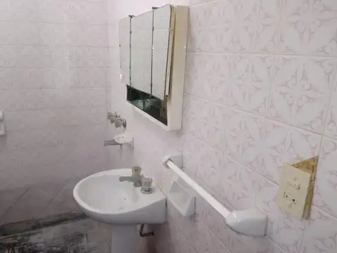 Casa 4 ambientes con 1 baño