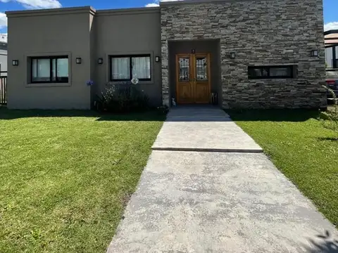 Casa Chalet  en Venta en Santa Lucia, Pilar del Este, Pilar
