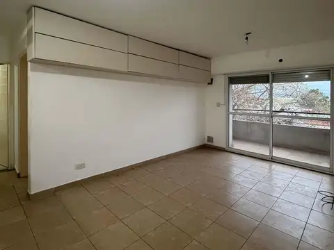 Departamento de 1 dormitorio por escalera con balcon al frente