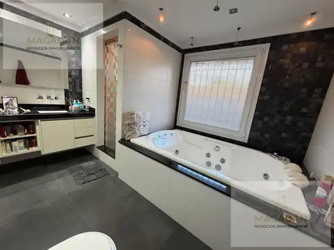 Casa en Venta con 6 cocheras