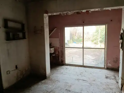 Casa Chalet 3 Ambientes a Reciclar en Venta - Castelar Sur