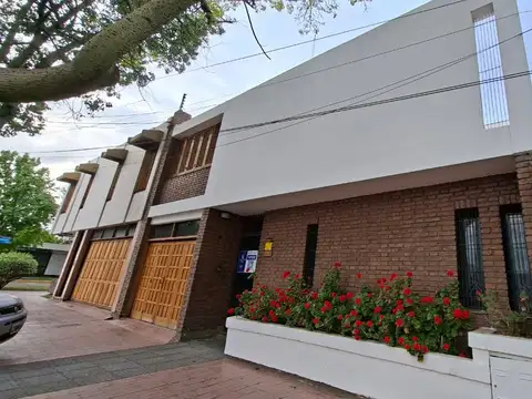 Casa en Venta en Barrio Arizu Godoy Cruz. Cuatro dormitorios. Lindo Patio.