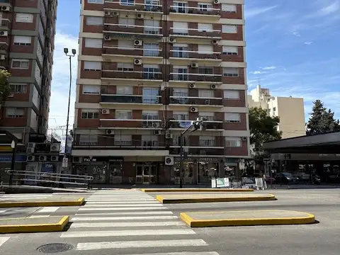3 ambientes impecable, COCHERA cub Y BAULERA, balcón, cocina amplia, lavadero separado- Ubicacion ideal, facil acceso a CABA, MEDIOS DE TRANSPORTE Y ESTACIONES DE TREN.