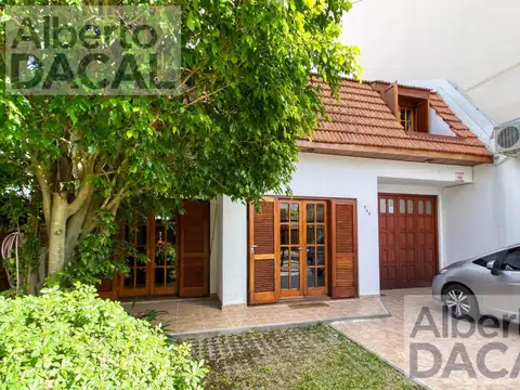 Casa en  impecable estado, 2 plantas con 3 dorm uno en suite, amplio parque, gge