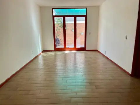Amplio departamento con patio y cochera en Sexta seccion