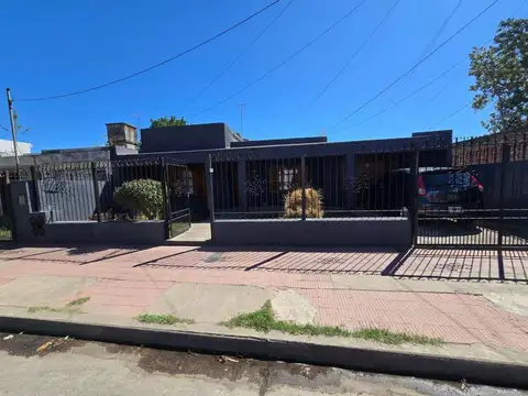 VENTA DE CASA - 160 m² CUBIERTOS  BARRIO 1 DE MAYO
