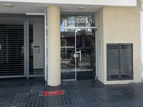 Cochera cubierta en subsuelo a 50 mts. del Subte Acceso por monta autos