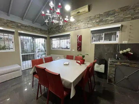CASA 7 AMBIENTES - 300 M2 CUBIERTOS -  CON DETALLES DE CATEGORIA -
