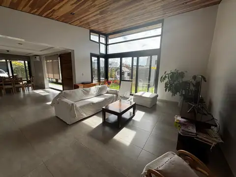 Casa en Alquiler con 2 cocheras