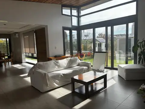 Casa 6 ambientes con 4 baños
