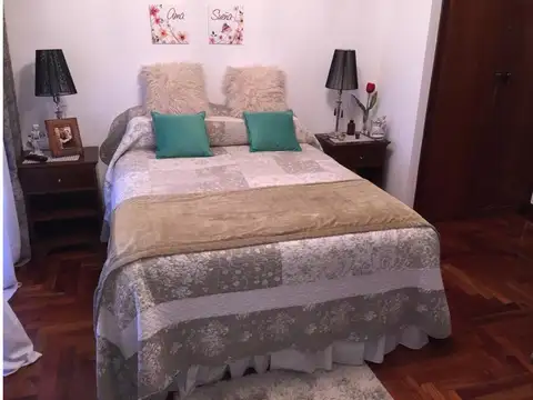 Excelente casa de 4 plantas con 3 dormitorios, quincho y coc