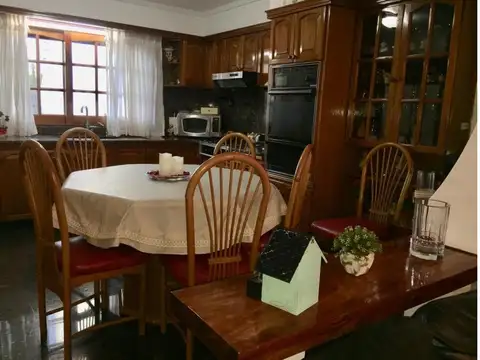 Casa en Venta con 3 cocheras