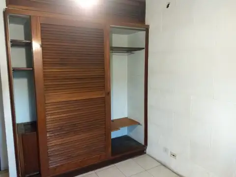 Casa Con 2 habitaciones amplio Living Quincho completo, fondo libre
