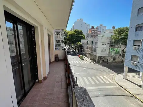 Casa 9 ambientes con 2 baños