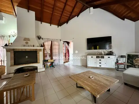 Vende casa de 4 dormitorios con piscina y gran parque en Golf, Punta del Este