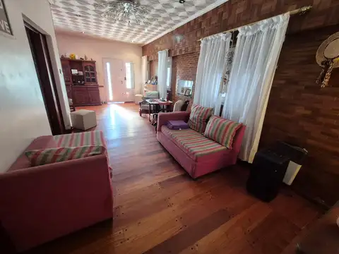 Casa en Venta con 3 cocheras