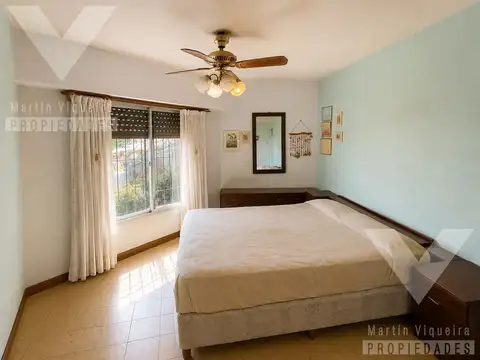 CASA EN ESQUINA CON TERRAZA Y GRAN POTENCIAL DE RECICLAJE