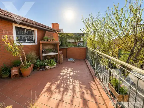 CASA EN ESQUINA CON TERRAZA Y GRAN POTENCIAL DE RECICLAJE