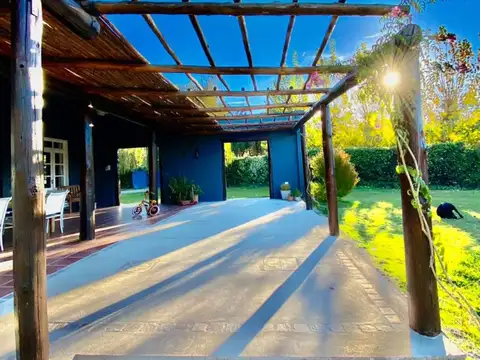 Venta de casa estilo campestre en barrio semipriv.