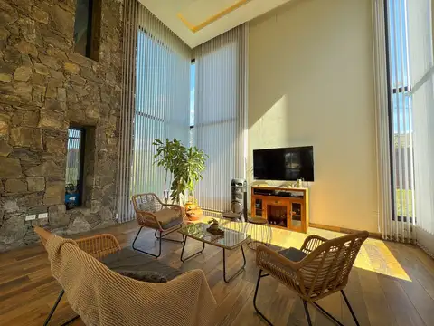 Casa 8 ambientes con 4 baños