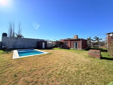 Casa de tres dormitorios con pileta
