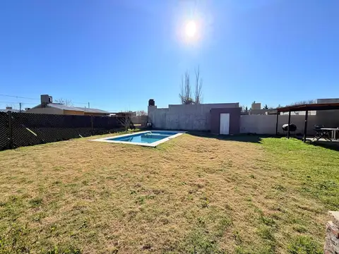 Casa 4 ambientes con 2 baños