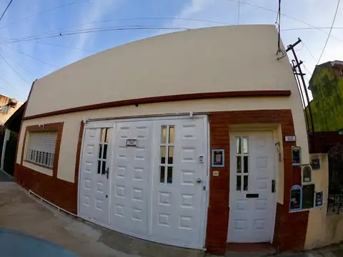 Casa 3 ambientes al frente con garaje. SIN EXPENSAS
