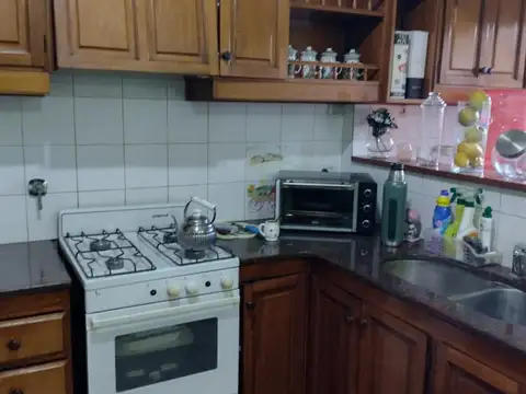 Casa 7 ambientes con 2 baños